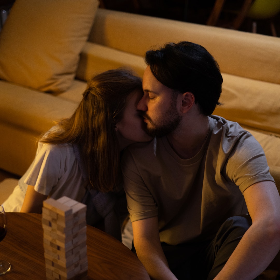 couple kissing 